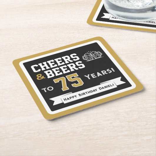 スポーツテーマのビールと乾杯の誕生日パーティー スクエアペーパーコースター (アングル)