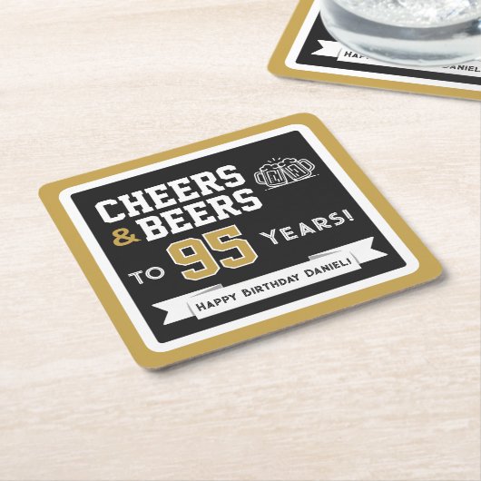 スポーツテーマのビールと乾杯の誕生日パーティー スクエアペーパーコースター (アングル)
