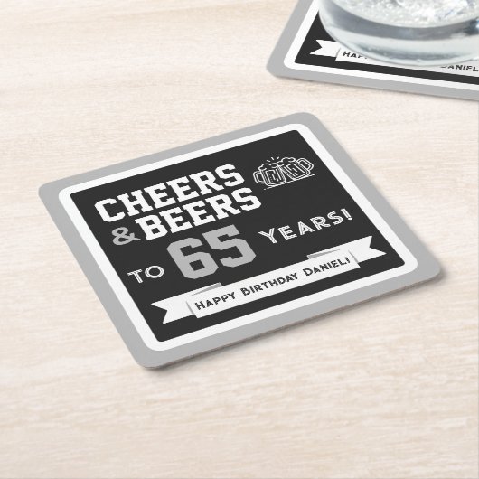 スポーツテーマのビールと乾杯の誕生日パーティー スクエアペーパーコースター (アングル)
