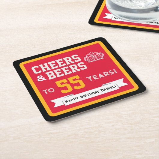 スポーツテーマのビールと乾杯の誕生日パーティー スクエアペーパーコースター (アングル)