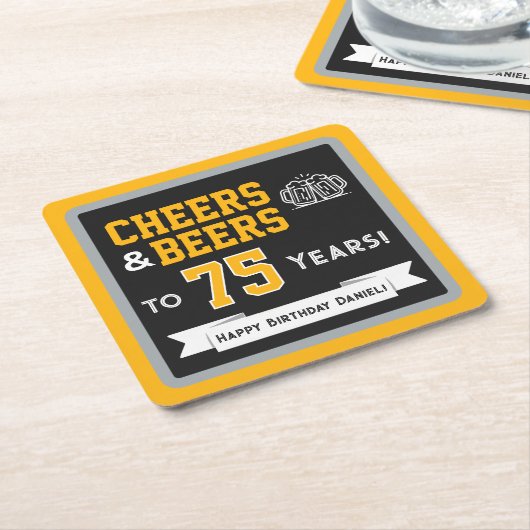 スポーツテーマのビールと乾杯の誕生日パーティー スクエアペーパーコースター (アングル)