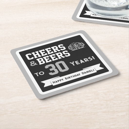 スポーツテーマのビールと乾杯の誕生日パーティー スクエアペーパーコースター (アングル)
