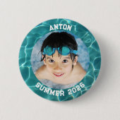 スポーツフォトアクアグリーンスイミングプール縁ど 缶バッジ (正面)