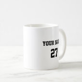 スポーツ名と番号パーソナライズされた コーヒーマグカップ (正面右)