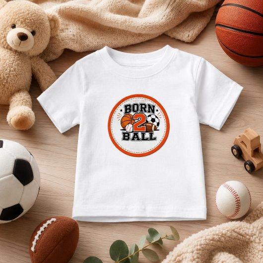 スポーツ少年 生まれつきボールを追う 2歳の誕生日お祝い ベビーTシャツ