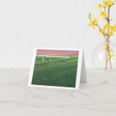 スポーツ競技場の空のメタルベンチ カード (黄色い花)