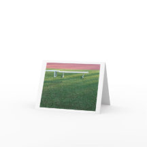 スポーツ競技場の空のメタルベンチ