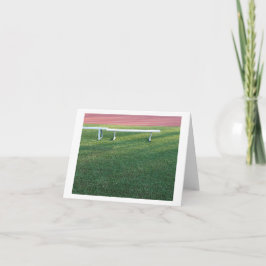 スポーツ競技場の空のメタルベンチ カード