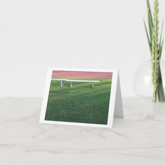 スポーツ競技場の空のメタルベンチ カード (正面)