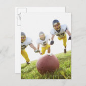 スポーツ遊選手がラグビーボールを持っている ポストカード (正面/裏面)