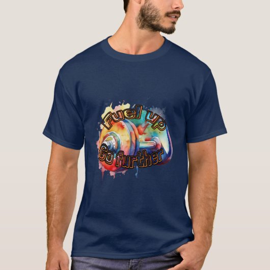 スポーツ：燃料を上げ、さらに進む。 Tシャツ (正面)