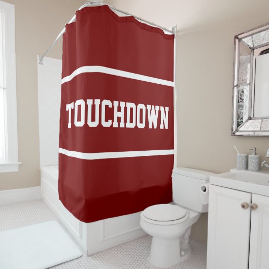 スポーティな深紅の太字TOUCHDOWN白文字ストライプ シャワーカーテン (インサイチュ)