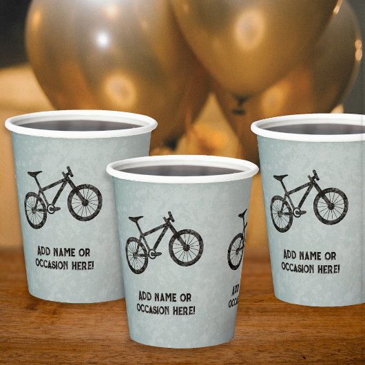 スポーティな男のためのマウンテンバイク産業の外観は男性 紙コップ