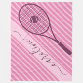 スポーティストライプのピンクテニスラケット&ボール名可愛 フリースブランケット (正面)