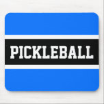 スポーティブロックPICKLEBALLスカイブルーブラックストライプ マウスパッド<br><div class="desc">このおもしろいデザインは、明るい空の青い背景に白いストライプで強調された広い黒いストライプの中に大きなスポーツ文字を備えている。このテンプレートデザインの色やPICKLEBALL文字はパーソナライズされたよい。</div>