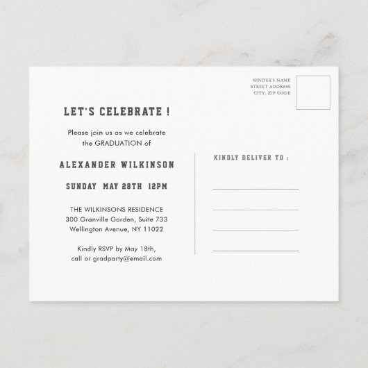 スポーティモダンガイはっきりしたスクリプト3写真卒業 インビテーションポストカード (裏面)