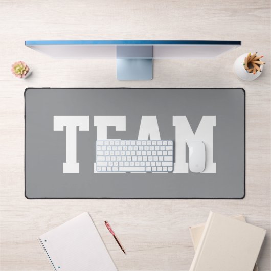 スポーティーでビッグでボールドな「TEAM」白文字 on 薄灰色 デスクマット (オフィス1)