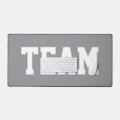 スポーティーでビッグでボールドな「TEAM」白文字 on 薄灰色 デスクマット (キーボード&マウス)