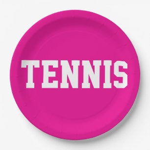 スポーティーなデザインの鮮やかなピンクのテニスウェアに白文字で"TENNIS"とプリント ペーパープレート