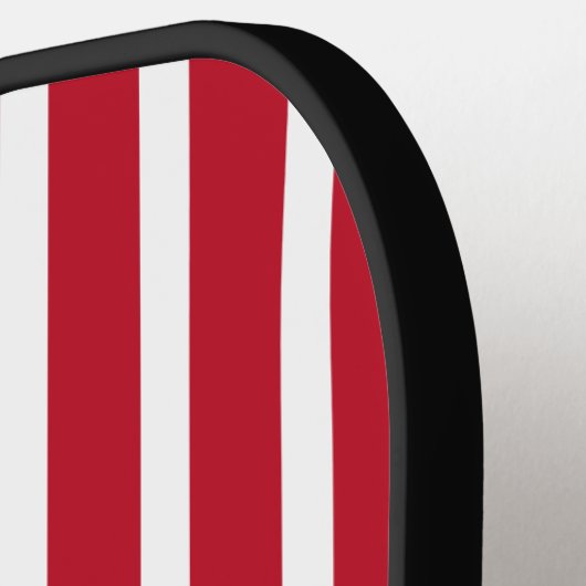 スポーティ赤と白ストライプなモノグラム付きゲーム ピックルボールラケット (左詳細)