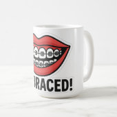 スマイリーブレースおもしろいステッカー – カラフルリップ コーヒーマグカップ (正面右)