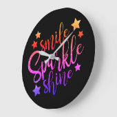 スマイルの輝きの輝やきの黒の数々のな着色された引用文 ラージ壁時計 (傾斜)