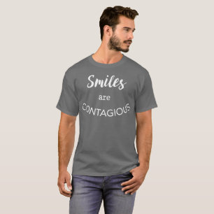 スマイルは伝染性のおもしろいのやる気を起こさせるなユーモアです Tシャツ