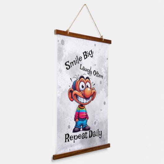 "スマイル大きく、笑い頻繁に、毎日を繰り返す"漫画 吊り下げ型タペストリー (傾斜あり)