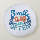 スマイル大笑い頻繁:心温まるメッセージ ラウンドクッション (裏面)