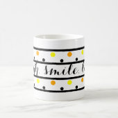 スマイル引用文イエローオレンジ水玉模様 コーヒーマグカップ (中央)