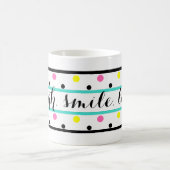 スマイル引用文ターコイズイエローピンク水玉模様 コーヒーマグカップ (中央)