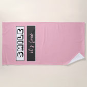 スマイル無料引用文やる気を起こさせるタイポグラフィピンク ビーチタオル (正面)