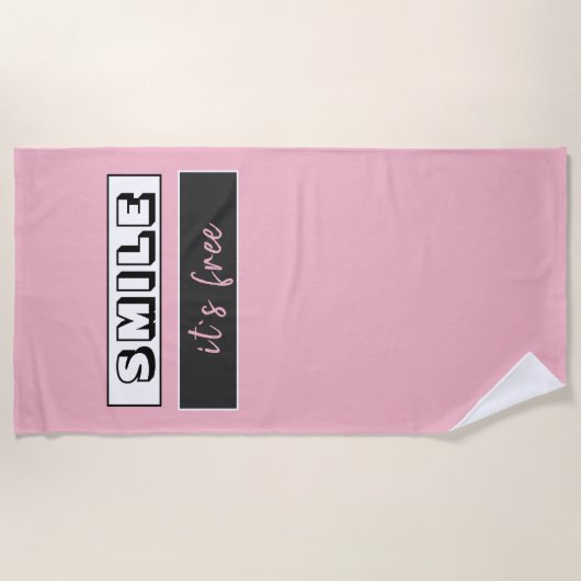 スマイル無料引用文やる気を起こさせるタイポグラフィピンク ビーチタオル (正面)