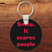 スマイル。それは人々を怖がらせる キーホルダー (正面)