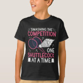 スマッシュでライバルを打ち負かせ バドミントン プレーヤー シャトル Tシャツ (正面)