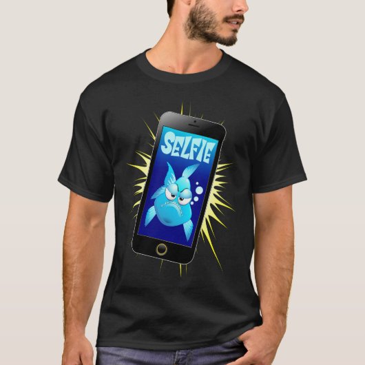 スマートフォンでセルフィーする不機嫌な魚のキャラクター Tシャツ (正面)