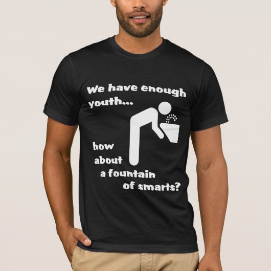 スマートフォントの泉 楽しいTシャツ 冗談 Tシャツ (正面)
