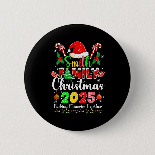 スミス一家のクリスマス2025 マッチングサンタ帽子 Xmas 缶バッジ (正面)