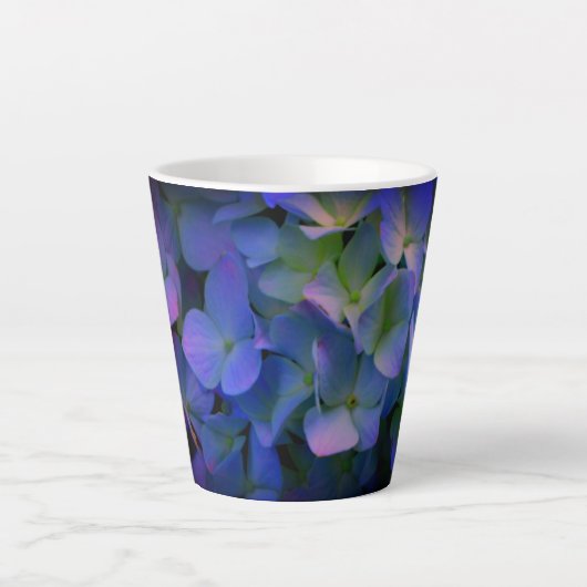 スミレ色の紫のピンクの青い紫陽花の花のお母さん カフェラテマグ (正面)