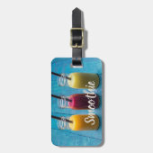 スムージー・ジュース飲むマンゴー・オレンジ・キウイのプレゼント ラゲッジタグ (正面縦)