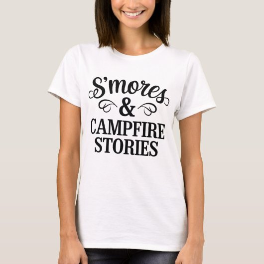 スモアとキャンプファイヤーのストーリーの引用デザイン Tシャツ (正面)