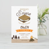 スモアキャンピングおもしろいウィズフレンド誕生日 招待状 (スタンド正面)