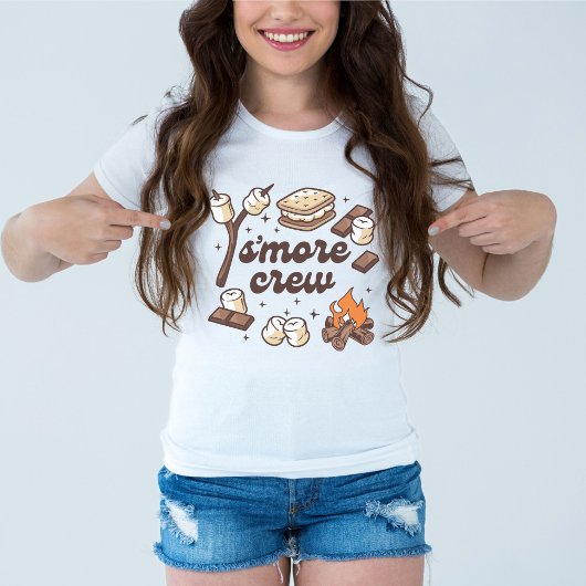 スモア部 キャンプ好きな若者Tシャツ Tシャツ