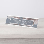 スモーキーな青とダスティローズの花模様に白い文字 デスクネームプレート (正面)