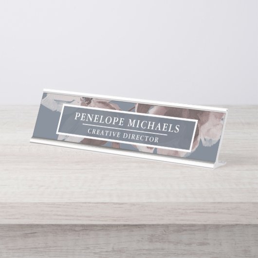 スモーキーな青とダスティローズの花模様に白い文字 デスクネームプレート (正面)