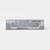 スモーキーな青とダスティローズの花模様に白い文字 デスクネームプレート (正面)