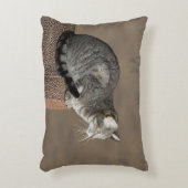スモーキーグレイのタビー猫 アクセントクッション (正面(垂直))