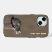 スモーキーグレイのタビー猫 iPhone 15ケース (裏面横)