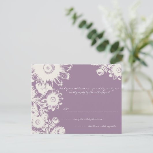 スモーキーグレープパープルフローラ結婚式RSVPカード 招待状 (スタンド正面)