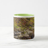 スモーキー山脈の素晴らし森の流れ マグカップ (中央)